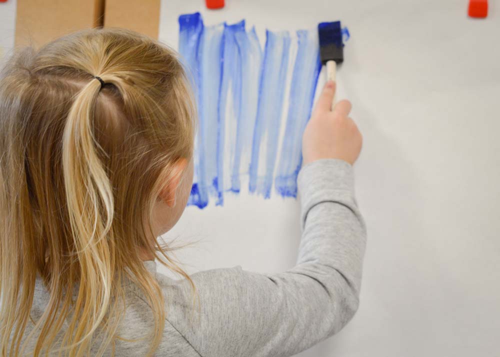 toddler-painting-at-daycare